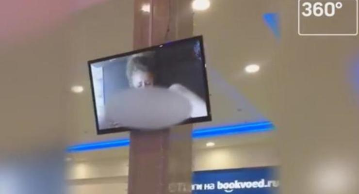 В Петербурге на мониторах детского катка транслировали порно