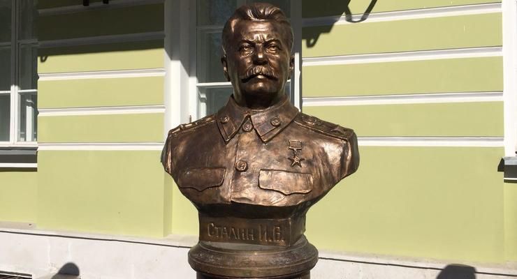 В Москве на Аллее правителей установили бюст Сталину