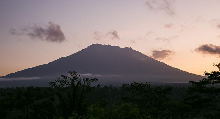 На Бали ожидают извержения вулкана: эвакуированы 10 тыс человек