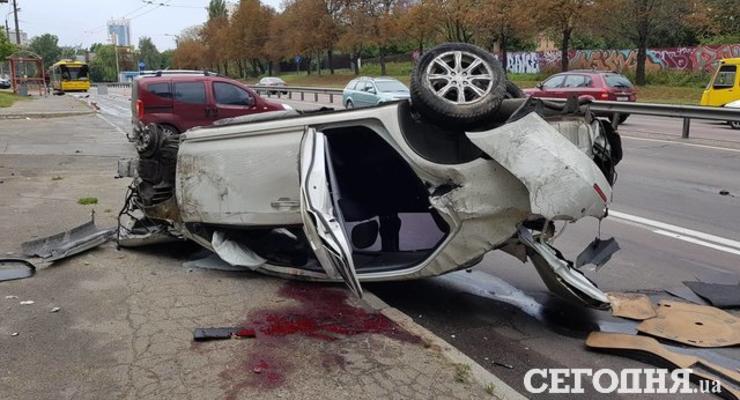 ДТП в Киеве: Geely снес 15 метров отбойника и несколько раз перевернулся