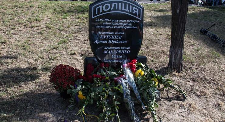 В Днепре установили памятник погибшим полицейским