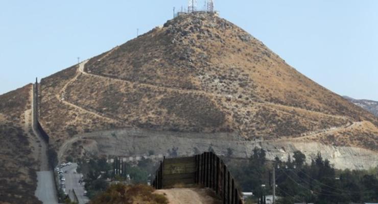 В США строят прототипы мексиканской стены Трампа