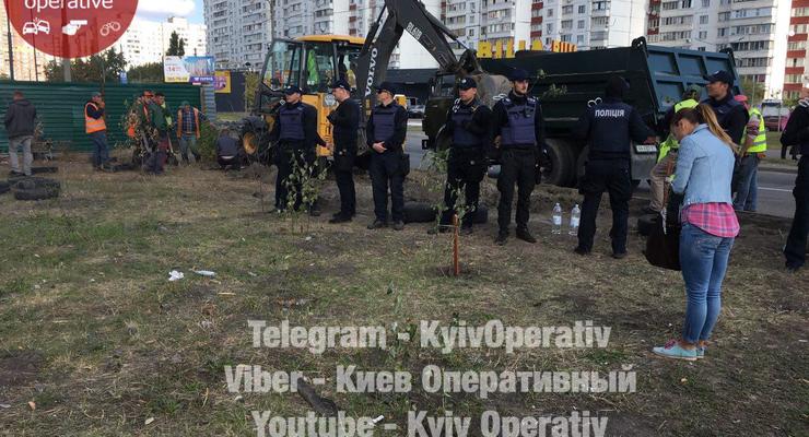 В Киеве активисты кидали в полицейских землей