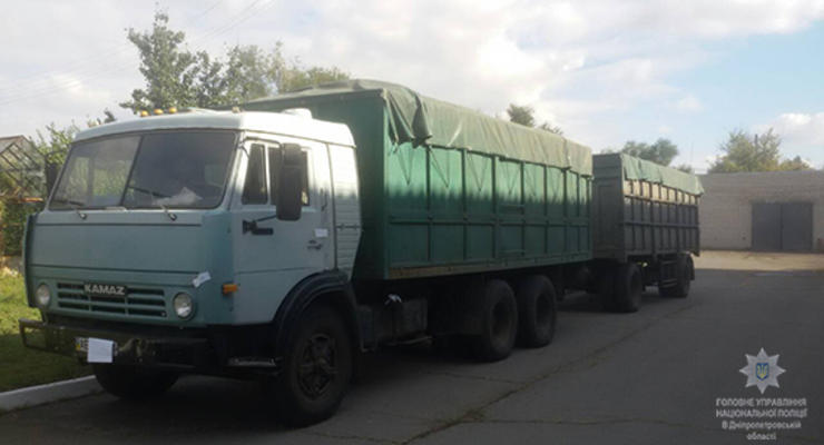 В Днепропетровской области неизвестные в масках угнали грузовик с семечками
