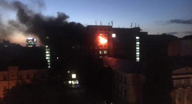 В Киеве горит здание Института пищевых технологий