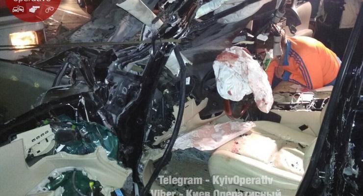 На трассе Киев - Житомир в результате аварии водителя зажало в салоне авто
