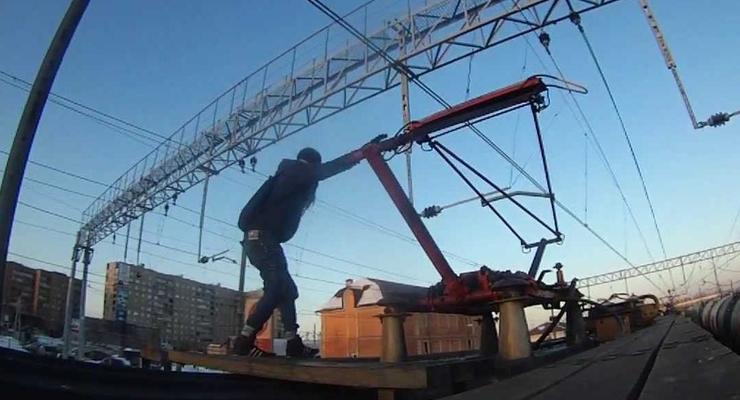 В Житомире подростка ударило током во время селфи на крыше электрички