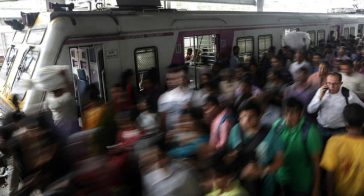 В Индии в результате давки на вокзале погибли 22 человека