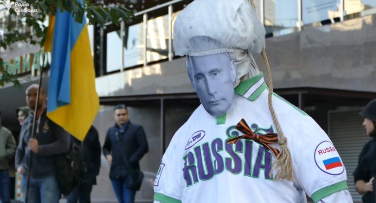 В Одессе возле консульства РФ сожгли чучело Путина