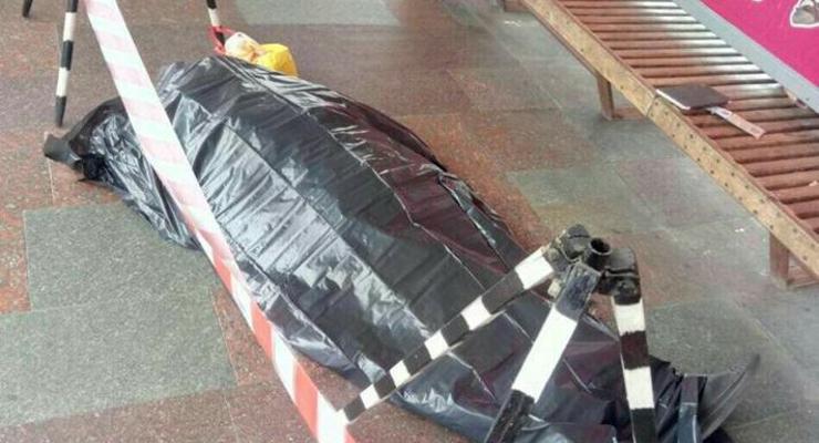 В Киеве на станции метро обнаружили тело мужчины