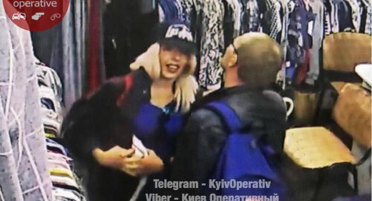 Появилось видео, как в киевском магазине воруют одежду