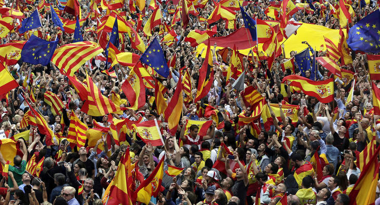 В Каталонии тысячи людей вышли на протест против референдума