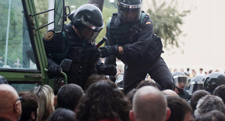 В Каталонии пострадали 11 правоохранителей - МВД Испании