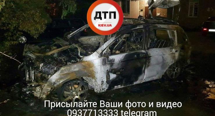 В Киеве неизвестный поджигает автомобили: сгорели две машины