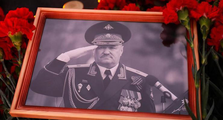 На могиле российского генерала флаги ДНР – журналист