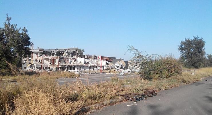 Разрушенные дороги и уничтоженные здания: как выглядят улицы в районе Донецкого аэропорта