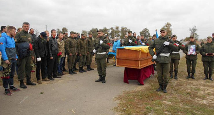 В Харькове перезахоронили погибшего под Иловайском добровольца