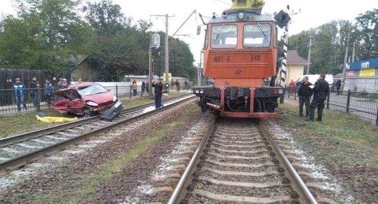 Под Киевом поезд снес автомобиль, есть погибший