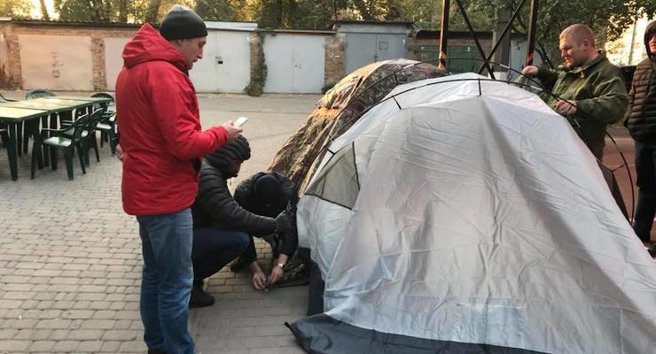 Мэр Ирпеня поставил палатку под прокуратурой
