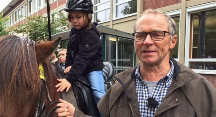 В ФРГ дед месяц ехал на лошадях, чтобы забрать внуков из школы