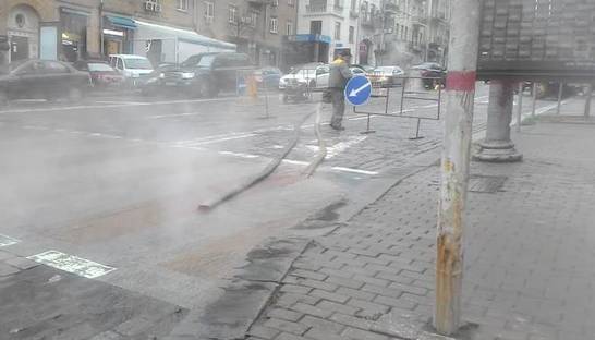 Центр Киева стал в пробке из-за прорыва трубы с горячей водой