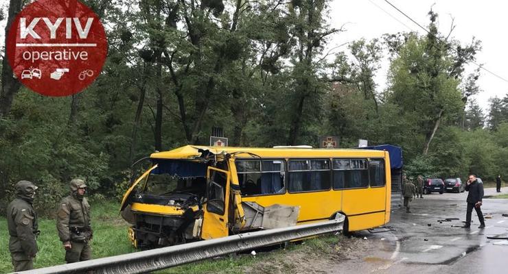 Под Киевом в ДТП с автобусом Нацгвардии погиб военный