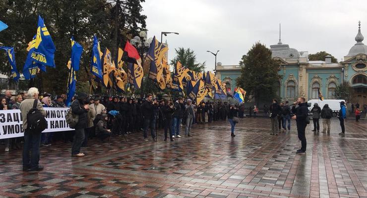 Под Радой националисты протестуют против законов Порошенко