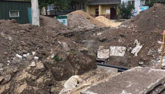 В Харькове мужчина упал в котлован коммунальщиков и погиб