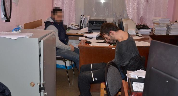 В Луганской области грузин напал на полицейского с ножом
