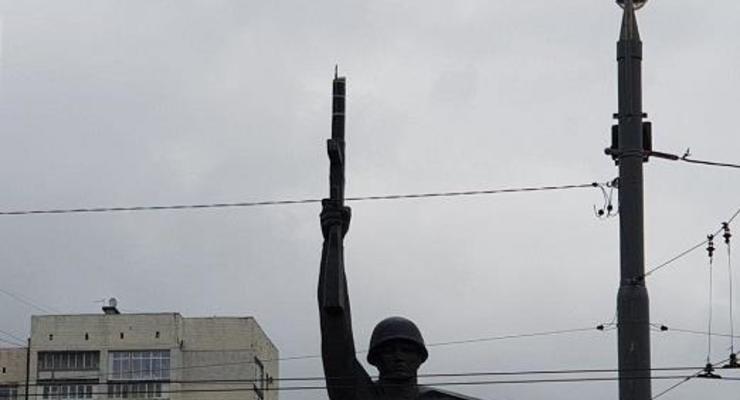 В Харькове молния "срезала" флаг на памятнике Воину-освободителю - СМИ