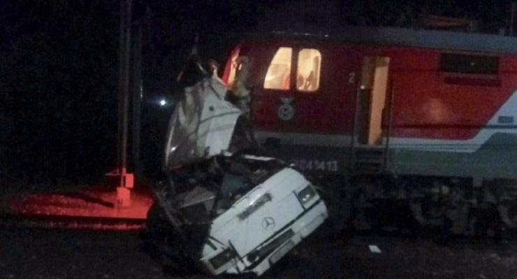 В России поезд врезался в автобус, погибли 19 человек