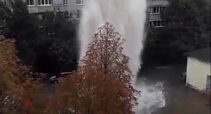 В Харькове из-под земли бил 15-метровый фонтан