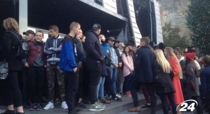 Во Львове активисты блокируют концерт Бабкина: начались столкновения