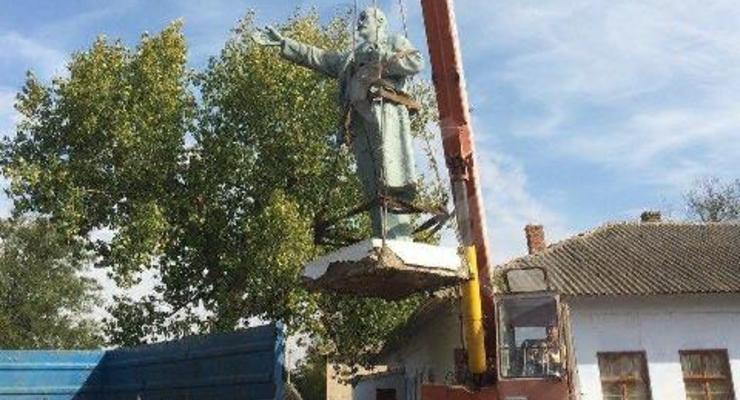 В Одесской области демонтировали памятники Ленину и Калинину