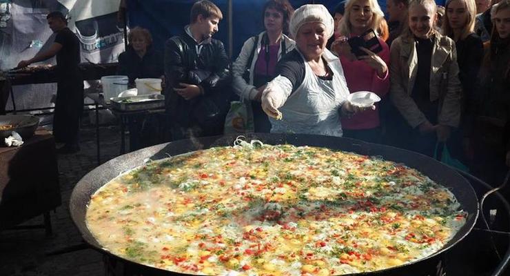 В Черновцах по случаю Дня города приготовили яичницу из 500 яиц