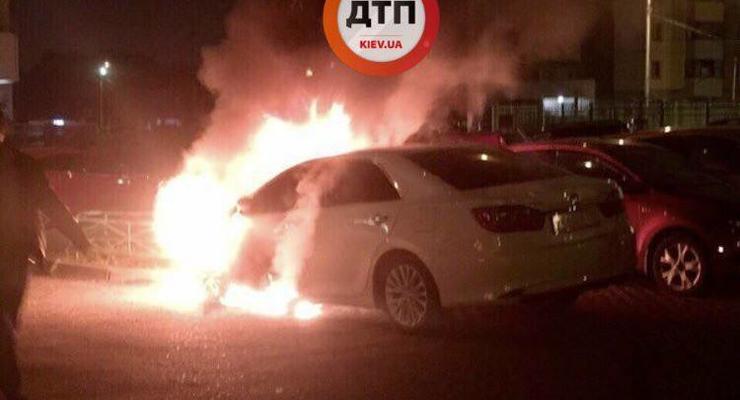 В Киеве загорелось авто МВД