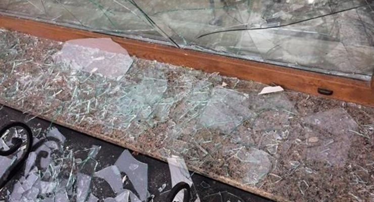 В Киеве женщина разбила дверь банка, чтобы погреться у батареи