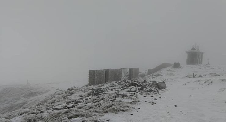 В Карпатах самую высокую гору засыпало снегом