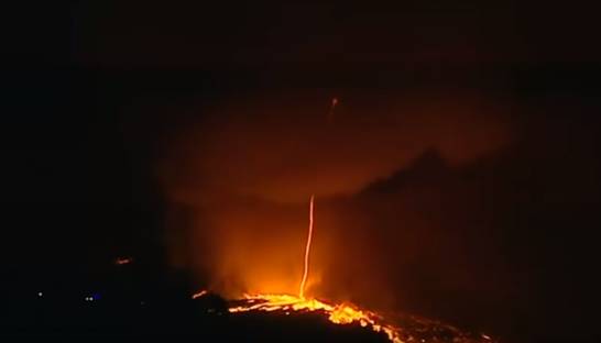 В Португалии сняли на видео "огненный смерч"