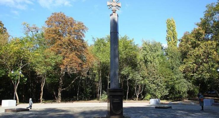 В Ростове на памятнике боевикам заметили эмблему ВСУ
