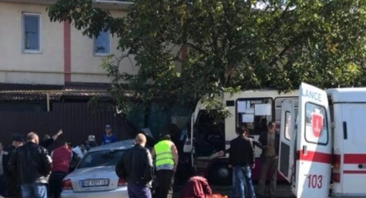 В Одесской области маршрутка врезалась в жилой дом, есть пострадавшие
