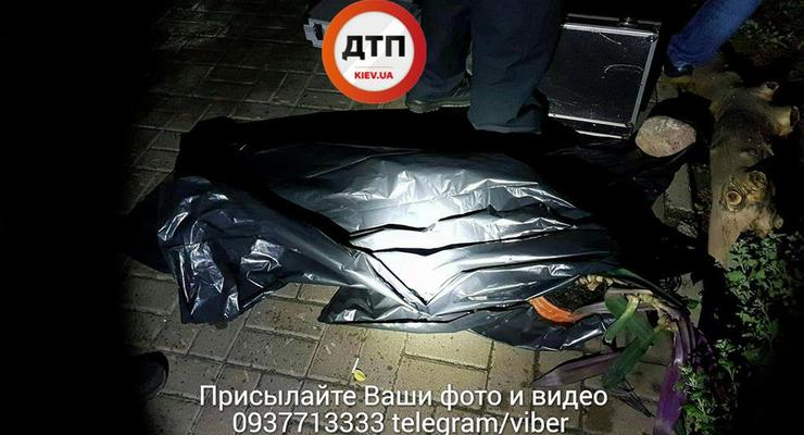 В Киеве мужчина выпал из окна высотки