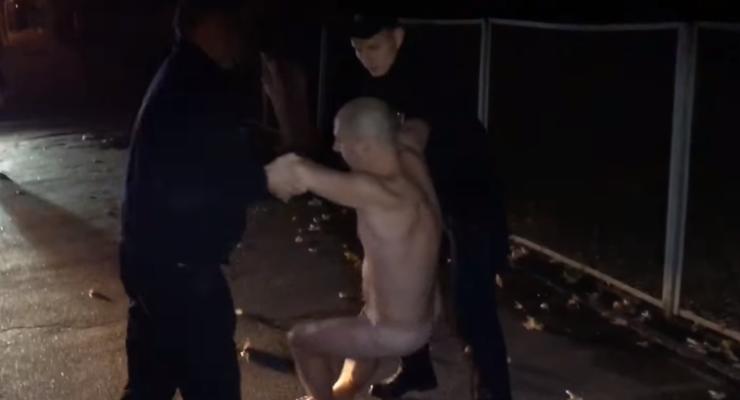 В Киеве по улице ходил голый мужчина