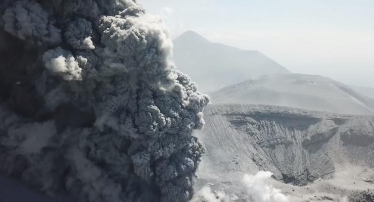 Мощное извержение вулкана в Японии заснял дрон