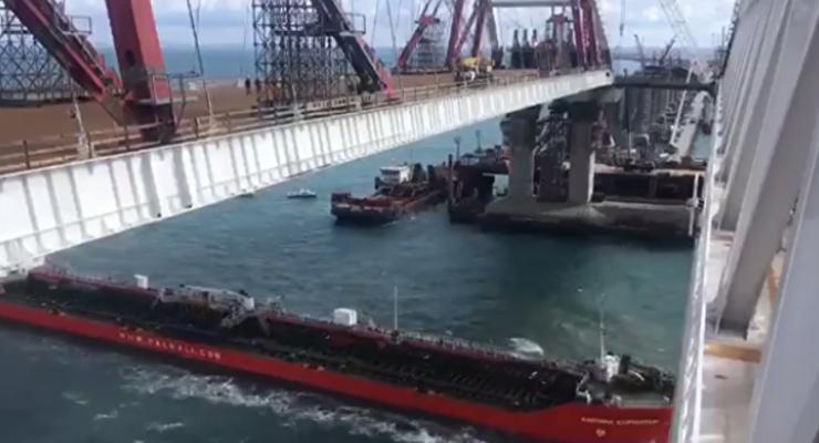 Под арками моста в оккупированный Крым прошло первое судно
