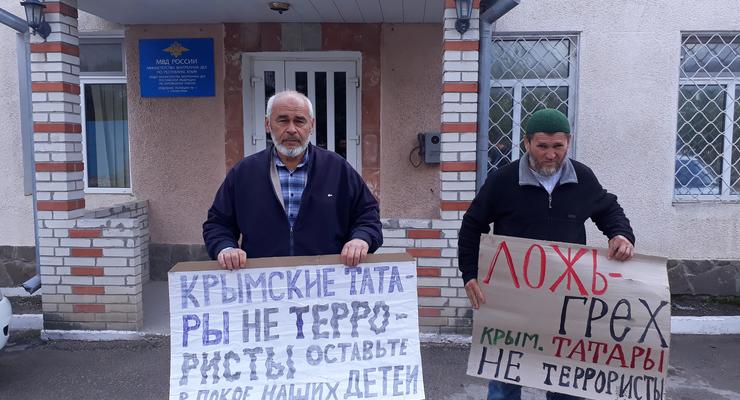 В Крыму задержали участников пикетов, выступающих против репрессий