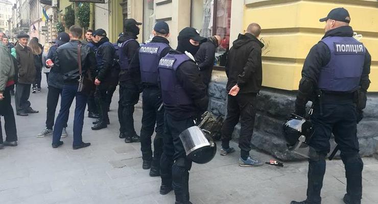 Во Львове задержаны десятки человек с ножами