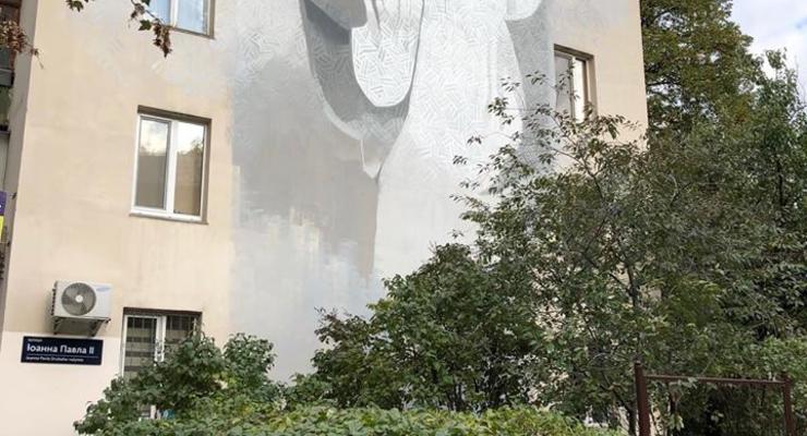 В Киеве осквернили мурал с изображением Иоанна Павла II