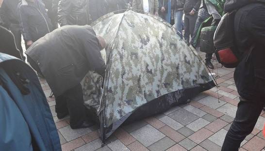 Возле Рады протестующие устанавливают палатки