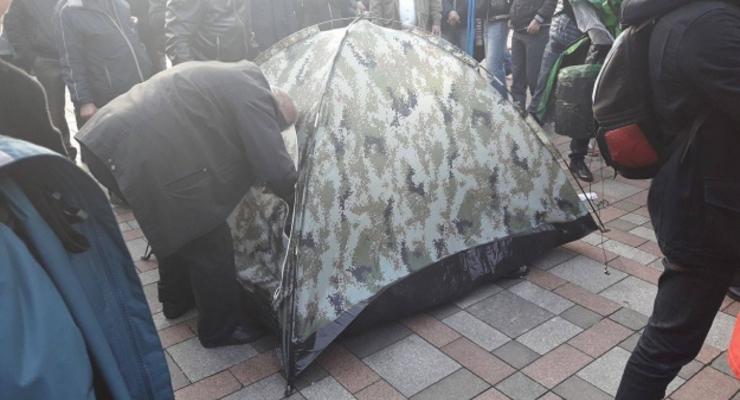 Возле Рады протестующие устанавливают палатки